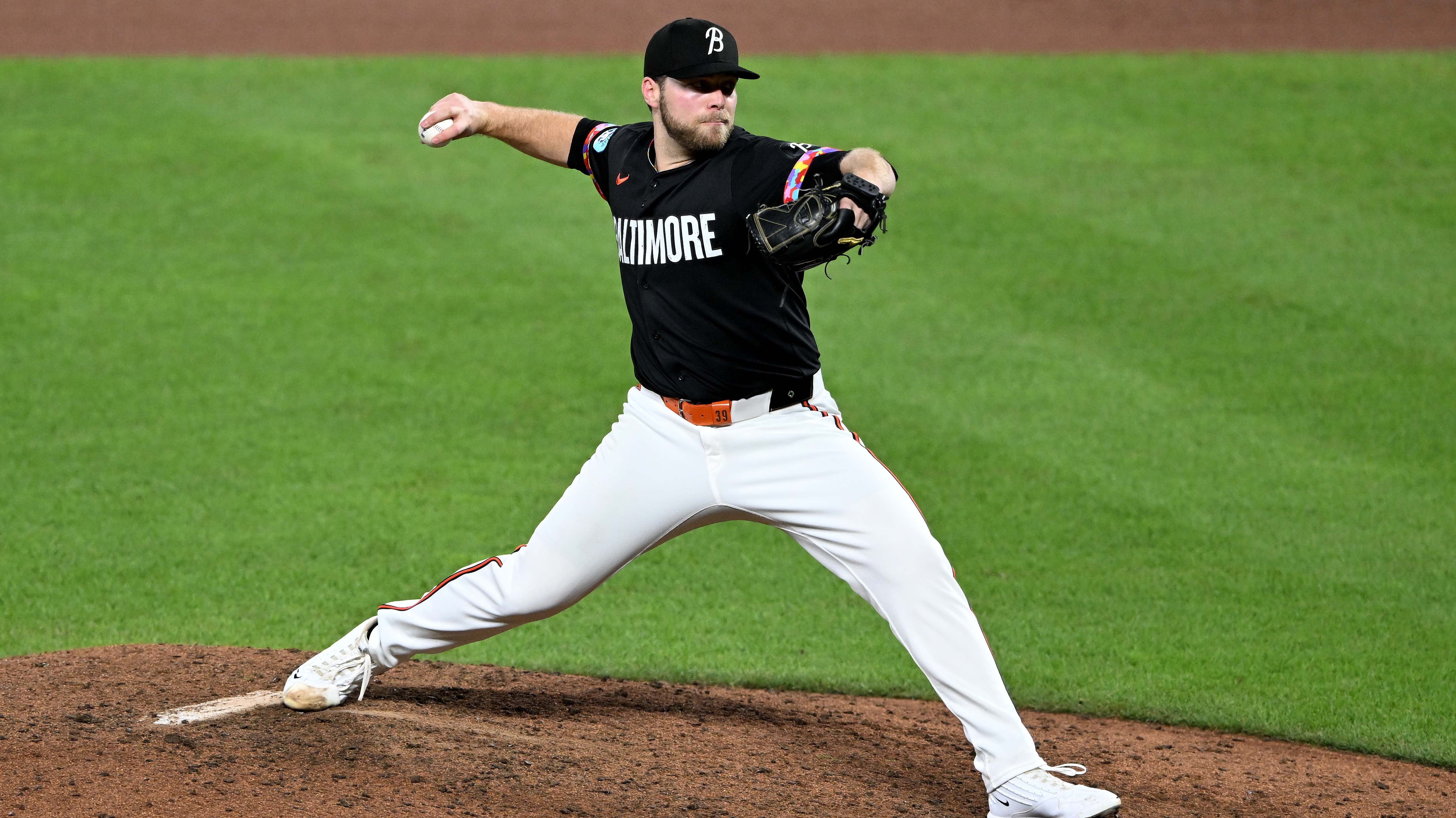 美国职业棒球大联盟（MLB）分析师对科尔宾·伯恩斯（Corbin Burnes）的合同预测出人意料地低
