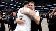 Doncic se abrazó con todos sus ex compañeros de Dallas 
