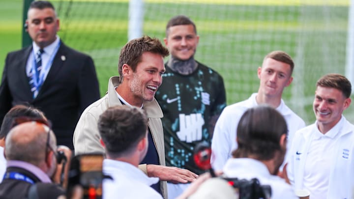 Tom Brady (center) met with the Blues at the start of the 2024–25 season.