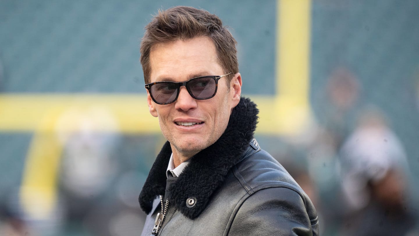 Brady, Gronkowski Break Trophy at Fanatics Fest