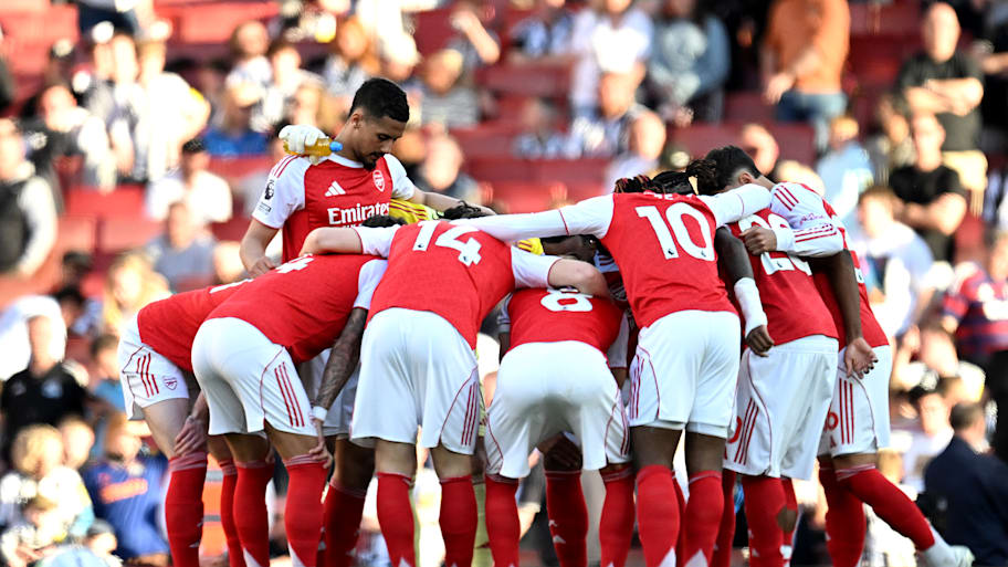 Arsenal players in a huddle.