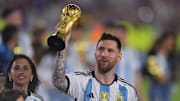 Lionel Messi levanta la Copa del Mundo en el Monumental de Argentina,
