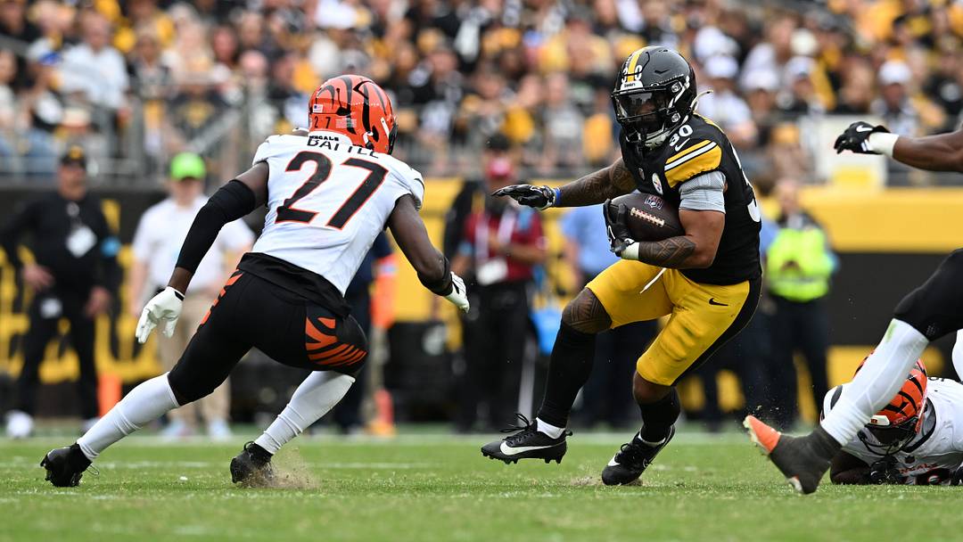 Sep 27, 2026; Pittsburgh, Pennsylvania, USA; Pittsburgh Steelers running back Jaylen Warren (30) runs against Cincinnati Bengals safety Jordan Battle (27) during the third quarter at Acrisure Stadium. Mandatory Credit: Barry Reeger-Imagn Images Sep 27, 2026; Pittsburgh, Pennsylvania, USA; Pittsburgh Steelers running back Jaylen Warren (30) runs against Cincinnati Bengals safety Jordan Battle (27) during the third quarter at Acrisure Stadium. Mandatory Credit: Barry Reeger-Imagn Images
