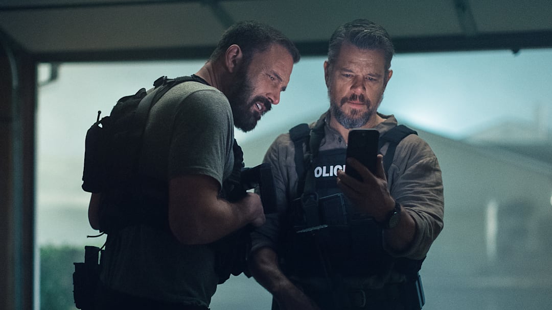 THE RIP. (L to R) Ben Affleck as Det Sergeant JD Byrne and Matt Damon as Lieutenant Dane Dumars in The Rip