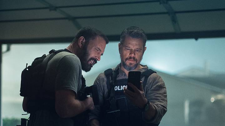 THE RIP. (L to R) Ben Affleck as Det Sergeant JD Byrne and Matt Damon as Lieutenant Dane Dumars in The Rip