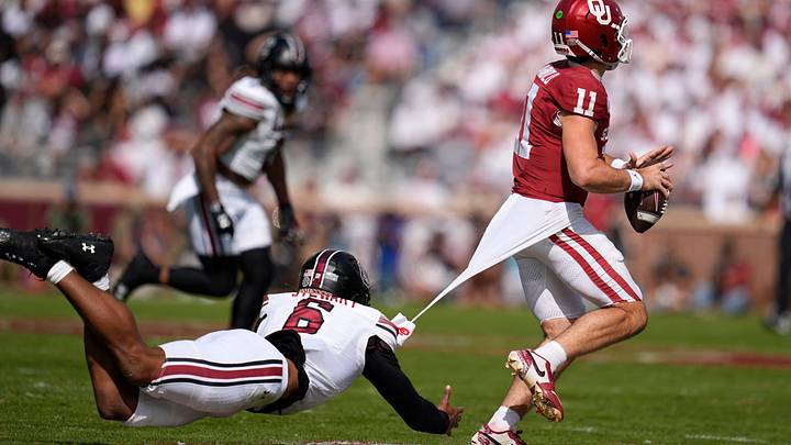 South Carolina Gamecocks edge Dylan Stewart (6) chases after Oklahoma Sooners quarterback Jackson Arnold (11) during a college football game between the University of Oklahoma Sooners (OU) and the South Carolina Gamecocks at Gaylord Family - Oklahoma Memorial Stadium in Norman, Okla., Saturday, Oct. 19, 2024.