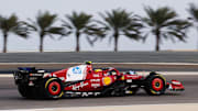 Lewis Hamilton manejando su Ferrari en el Circuito Internacional de Bahréin