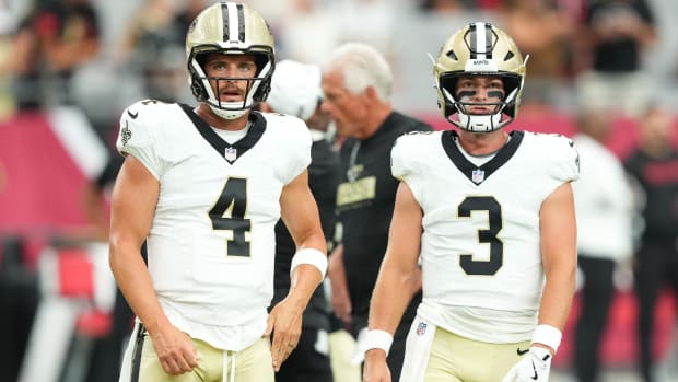 New Orleans Saints quarterbacks Derek Carr (4) and Jake Haener (3) warm up before facing the Arizona Cardinals 