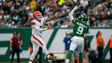 Cleveland Browns quarterback Dillon Gabriel (8) gets a pass off while being rushed by New York Jets defensive end Will McDonald IV (9) during an NFL Week 10 game between the New York Jets and the Cleveland Browns at MetLife Stadium on Sunday, Nov. 9, 2025.