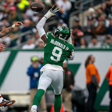 Cleveland Browns quarterback Dillon Gabriel (8) gets a pass off while being rushed by New York Jets defensive end Will McDonald IV (9) during an NFL Week 10 game between the New York Jets and the Cleveland Browns at MetLife Stadium on Sunday, Nov. 9, 2025.
