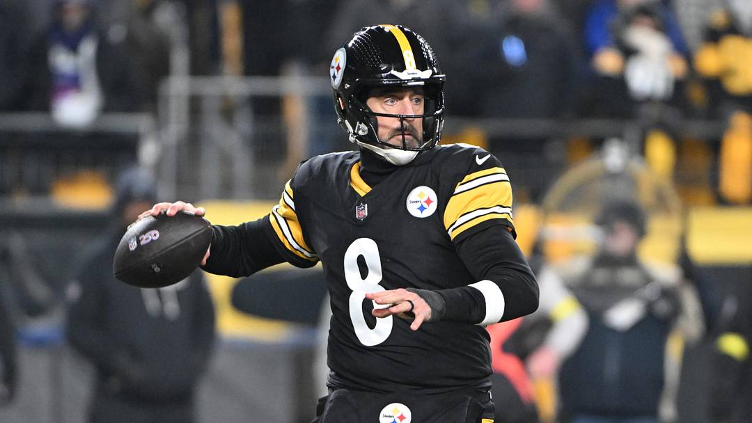 Pittsburgh Steelers quarterback Aaron Rodgers (8) drops back to pass against the Baltimore Ravens during the first half at Acrisure Stadium. Pittsburgh Steelers quarterback Aaron Rodgers (8) drops back to pass against the Baltimore Ravens during the first half at Acrisure Stadium.