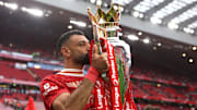 Mohamed Salah célébrant avec la Premier League 2024-2025