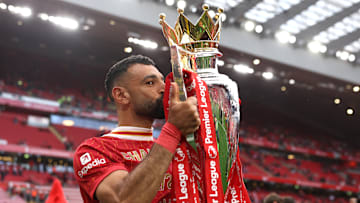 Mohamed Salah célébrant avec la Premier League 2024-2025