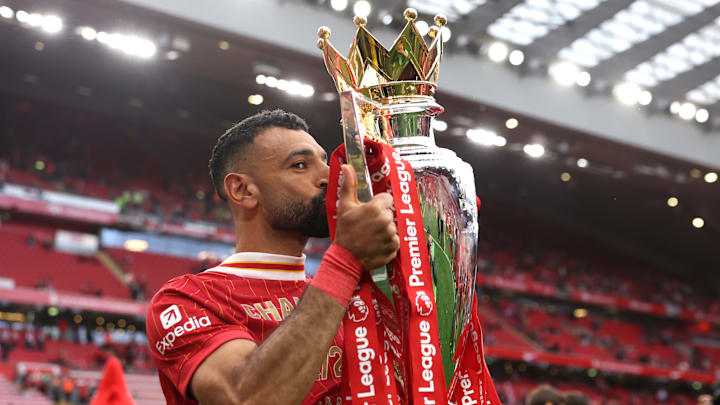 Mohamed Salah célébrant avec la Premier League 2024-2025