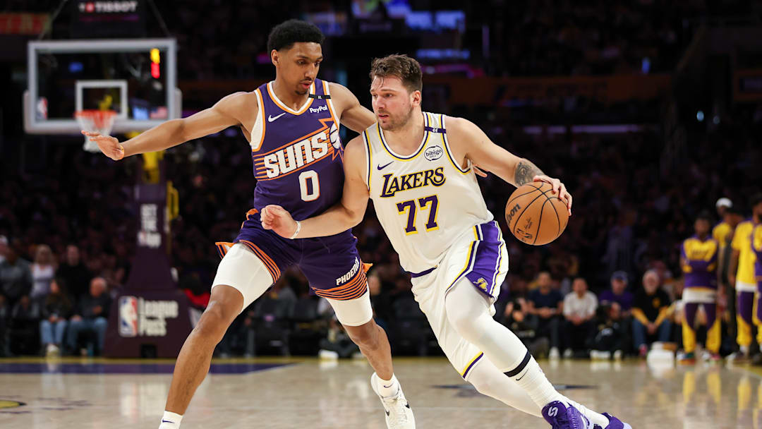 Phoenix Suns v Los Angeles Lakers