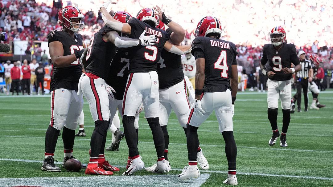Oct 25, 2026; Atlanta, Georgia, USA;  Atlanta Falcons wide receiver Drake London (5) celebrates with teammates after catching a 21-yard touchdown pass against the San Francisco 49ers at Mercedes-Benz Stadium.  Mandatory Credit: Dale Zanine-Imagn Images