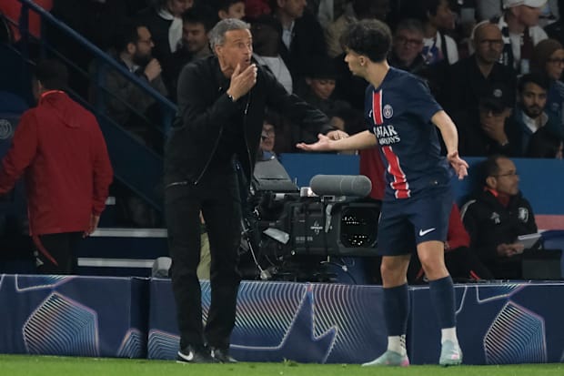 Luis Enrique issues instructions to Vitinha
