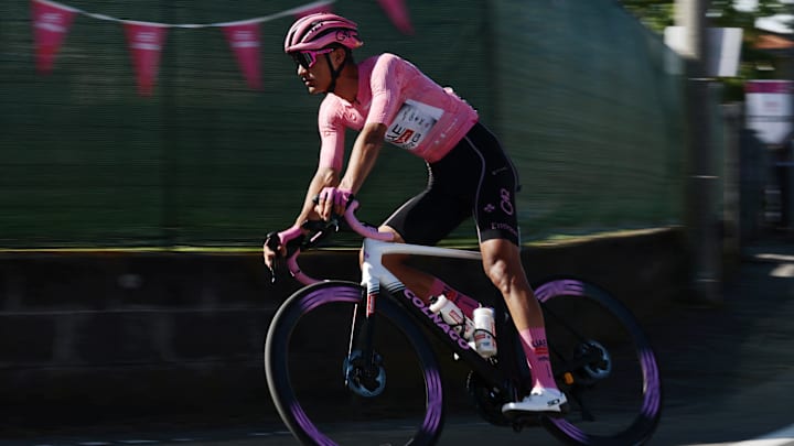 El ciclista oriundo de Ensenada se afera a la 'maglia rosa'.
