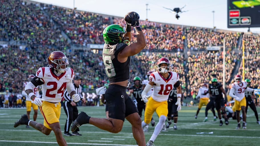 Kenyon Sadiq catches a ball in the end zone for Oregon.