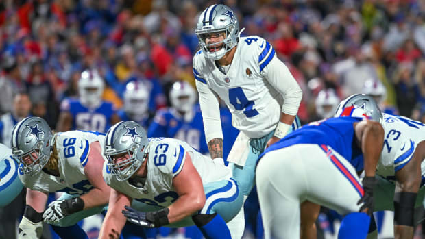 Tyler Biadasz (63) at the line of scrimmage against the Buffalo Bills