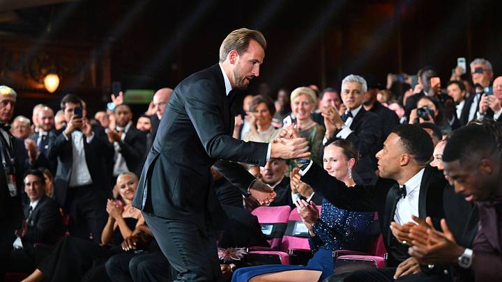 Harry Kane klatscht mit Kylian Mbappé ab