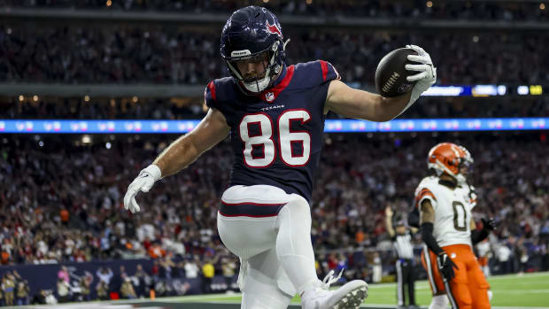 Houston Texans tight end Dalton Schultz (86) scores a touchdown