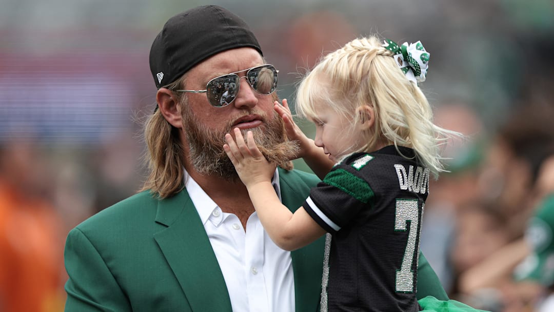 Sep 25, 2022; East Rutherford, New Jersey, USA; Retired New York Jets center Nick Mangold with his daughter before the game against the Cincinnati Bengals at MetLife Stadium. Mandatory Credit: Vincent Carchietta-Imagn Images