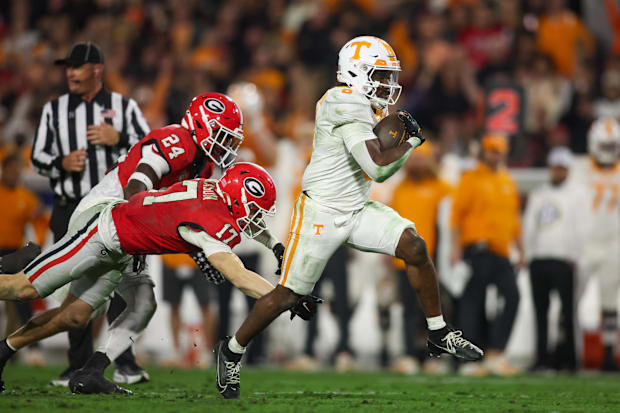 Tennessee Volunteers running back Dylan Sampson runs the ball for a touchdown against the Georgia Bulldogs.