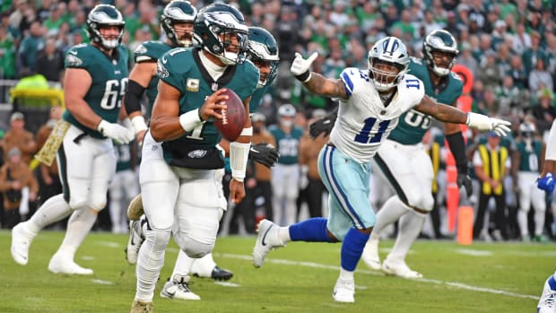 Philadelphia Eagles quarterback Jalen Hurts (1) runs away from pressure by Dallas Cowboys linebacker Micah Parsons (11) 