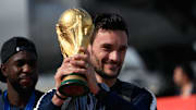 Hugo Lloris con la Copa del Mundo