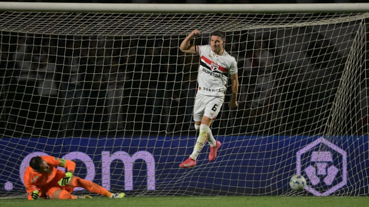 Cédric Soares bateu o último pênalti que classificou o Tricolor no Morumbis