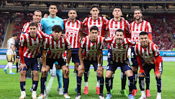 El once titular de Chivas ante Pumas