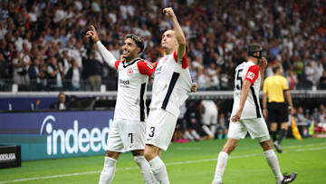 Arthur Theate feiert mit Omar Marmoush