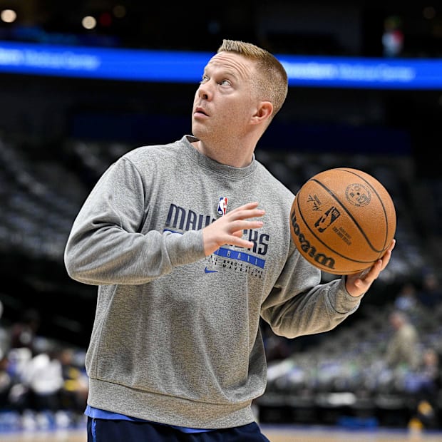 Dallas Mavericks assistant coach Sean Sweeney