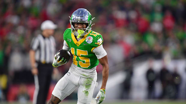 Oregon Ducks wide receiver Tez Johnson (15) runs against the Ohio State Buckeyes