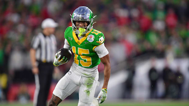 Oregon Ducks wide receiver Tez Johnson (15) runs against the Ohio State Buckeyes in the second half  in the 2025 Rose Bowl co