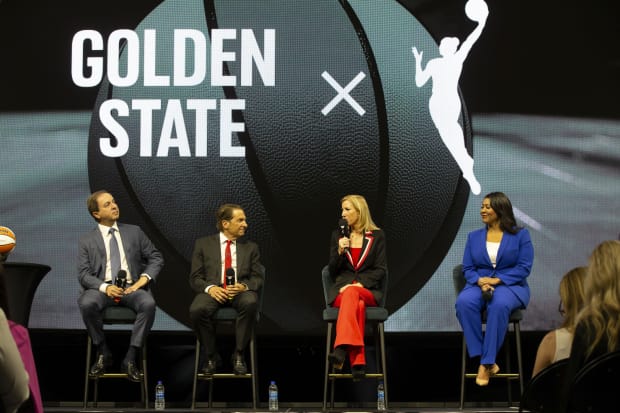 Oct 5, 2023; San Francisco, CA, USA; WNBA commissioner Cathy Engelbert (second from right) speaks to