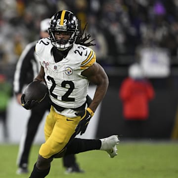 Najee Harris runs the ball against the Ravens.