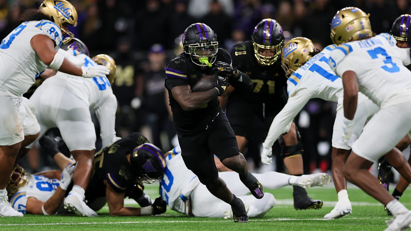 喬納·科爾曼 (Jonah Coleman) 帶領華盛頓哈士奇隊 (Washington Huskies) 戰勝加州大學洛杉磯分校棕熊隊 (UCLA Bruins)，推進 1,000 碼