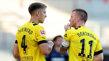 Nico Schlotterbeck en discussion avec Marco Reus