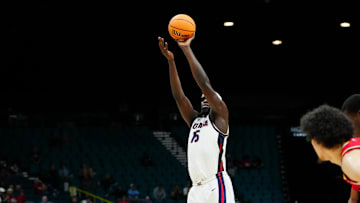 Gonzaga Bulldogs forward Graham Ike (15)