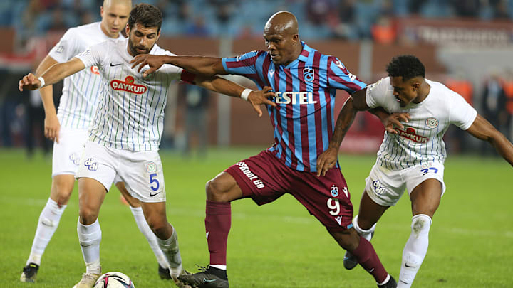 Anthony Nwakaeme, Çaykur Rizespor savunmasının arasında Anthony Nwakaeme, Çaykur Rizespor savunmasının arasında