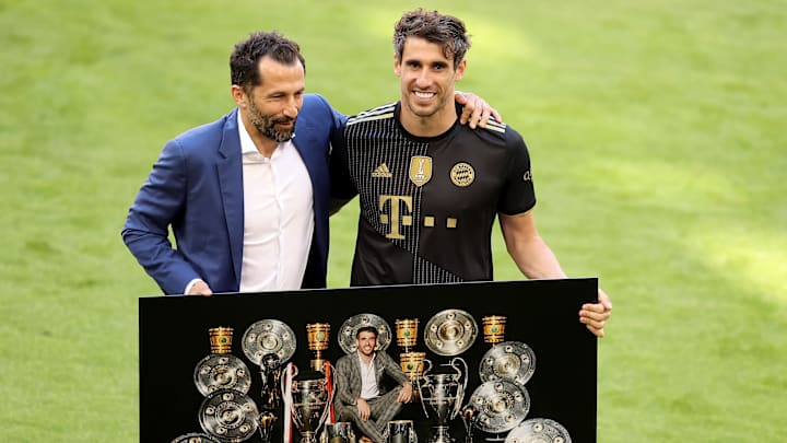 Münchner Vereinsikonen unter sich: Javi Martinez (r.) bei seiner Verabschiedung mit Hasan Salihamidzic