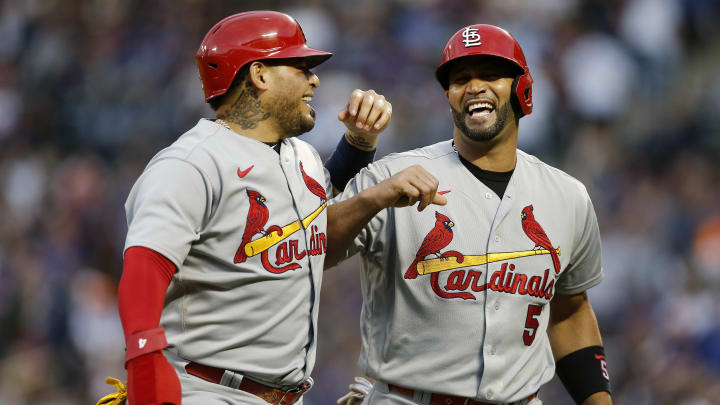 Pujols celebra con su compañero Yadier Molinta