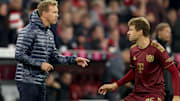 Thomas Müller (r.) verpasste das Topspiel gegen Borussia Dortmund aufgrund einer Corona-Infektion.