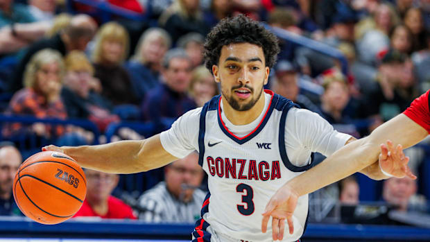 Gonzaga Bulldogs guard Braeden Smith (3).