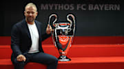 Hans Flick con el trofeo de la Champions League, campeonato que consiguió con el Bayern Munich en 2020