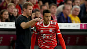 Julian Nagelsmann (l.) gibt Jamal Musiala letzte Anweisungen