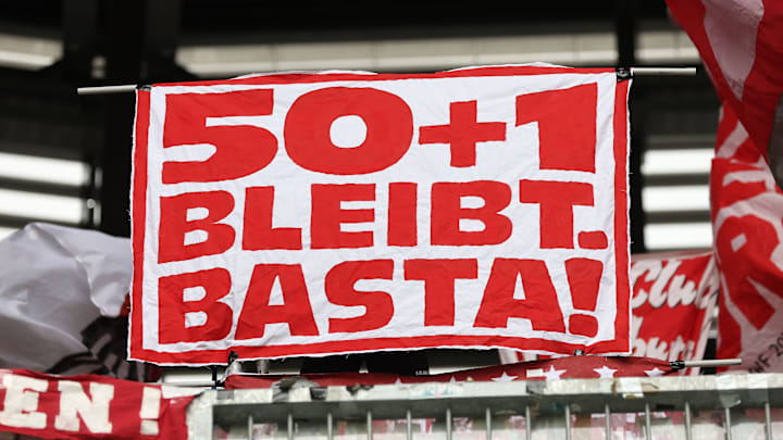 Fans demonstrieren für das Einhalten der 50+1-Regel Fans demonstrieren für das Einhalten der 50+1-Regel