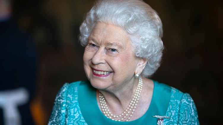 The queen's pearl necklace on sale
